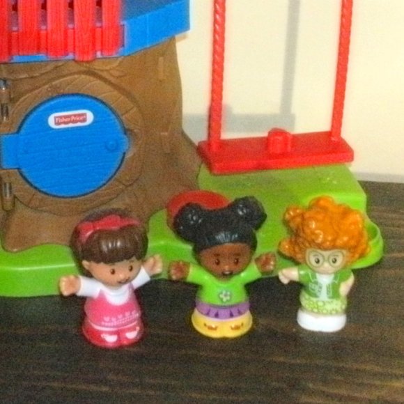 Fisher Price Little People Swing & Share Treehouse Musical Playset + 4 Figures - Picture 2 of 5